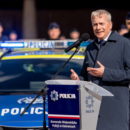 Przekazanie 85 radiowozów dla policji. fot. Tomasz Żak / UMWS
