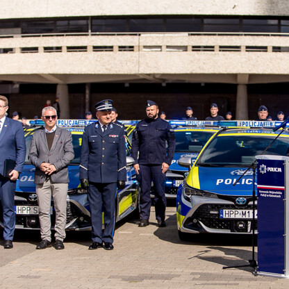 Przekazanie 85 radiowozów dla policji. fot. Tomasz Żak / UMWS