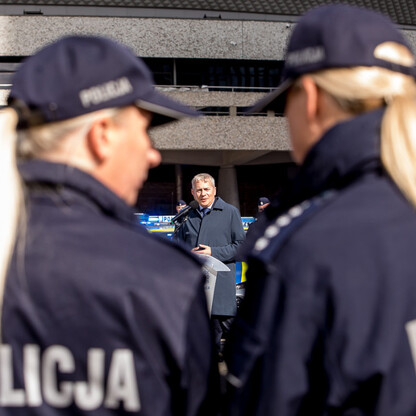 Przekazanie 85 radiowozów dla policji. fot. Tomasz Żak / UMWS