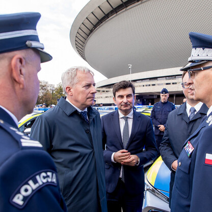 Przekazanie 85 radiowozów dla policji. fot. Tomasz Żak / UMWS