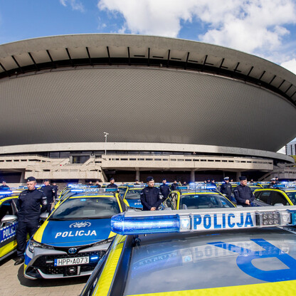 Przekazanie 85 radiowozów dla policji. fot. Tomasz Żak / UMWS