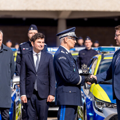Przekazanie 85 radiowozów dla policji. fot. Tomasz Żak / UMWS