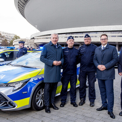 Przekazanie 85 radiowozów dla policji. fot. Tomasz Żak / UMWS
