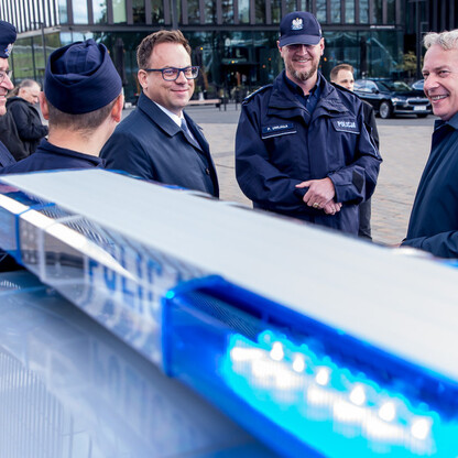 Przekazanie 85 radiowozów dla policji. fot. Tomasz Żak / UMWS