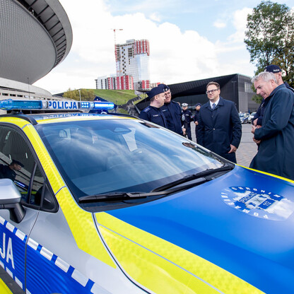 Przekazanie 85 radiowozów dla policji. fot. Tomasz Żak / UMWS