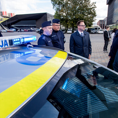 Przekazanie 85 radiowozów dla policji. fot. Tomasz Żak / UMWS