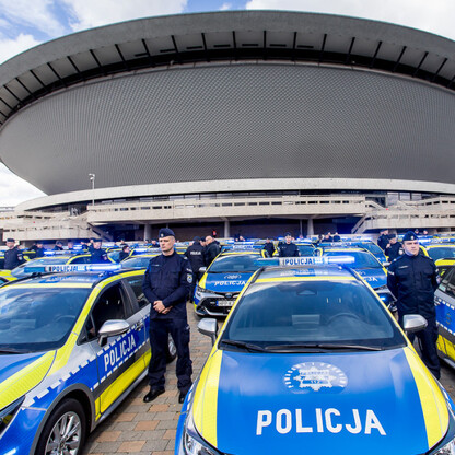 Przekazanie 85 radiowozów dla policji. fot. Tomasz Żak / UMWS