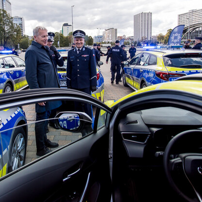 Przekazanie 85 radiowozów dla policji. fot. Tomasz Żak / UMWS