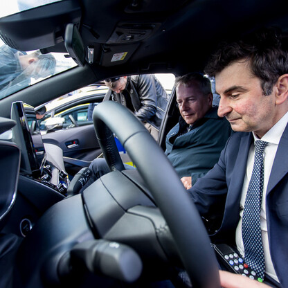 Przekazanie 85 radiowozów dla policji. fot. Tomasz Żak / UMWS