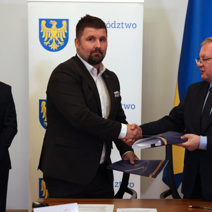 Podpisanie umowy na przebudowę skrzyżowania DW 934 z DK 44. fot. Andrzej Grygiel / UMWS