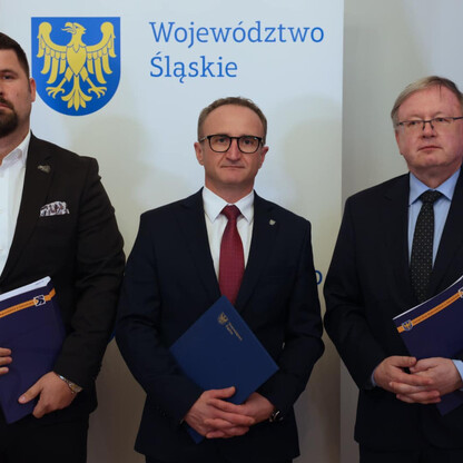 Podpisanie umowy na przebudowę skrzyżowania DW 934 z DK 44. fot. Andrzej Grygiel / UMWS