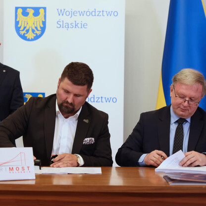Podpisanie umowy na przebudowę skrzyżowania DW 934 z DK 44. fot. Andrzej Grygiel / UMWS