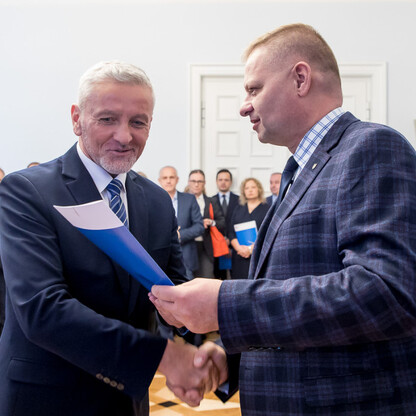 Wręczenie listów gratulacyjnych. fot. Tomasz Żak / UMWS