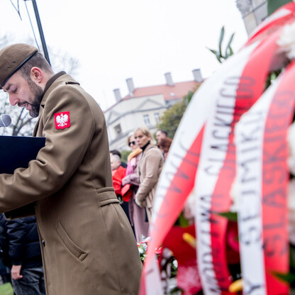 Uroczystości pod pomnikiem Józefa Piłsudskiego w Katowicach. fot. Tomasz Żak / UMWS