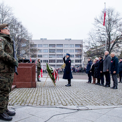 Uroczystości pod pomnikiem Józefa Piłsudskiego w Katowicach. fot. Tomasz Żak / UMWS