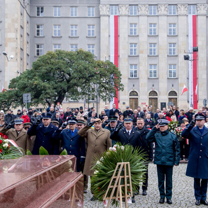 Uroczystości pod pomnikiem Józefa Piłsudskiego w Katowicach. fot. Tomasz Żak / UMWS