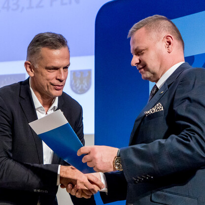 Wręczenie listów gratulacyjnych. fot. Tomasz Żak / UMWS