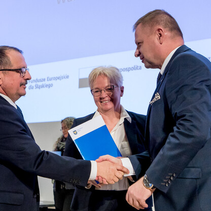 Wręczenie listów gratulacyjnych. fot. Tomasz Żak / UMWS