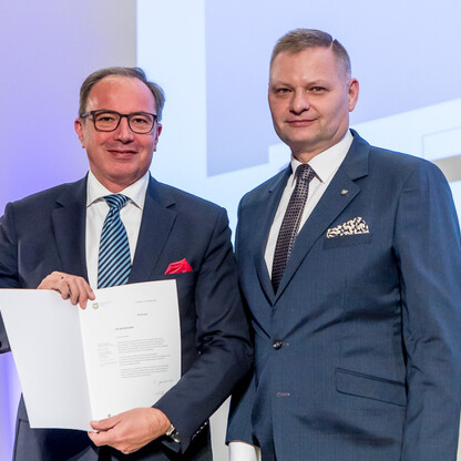 Wręczenie listów gratulacyjnych. fot. Tomasz Żak / UMWS