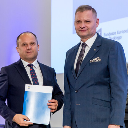 Wręczenie listów gratulacyjnych. fot. Tomasz Żak / UMWS