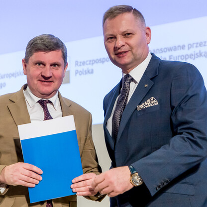 Wręczenie listów gratulacyjnych. fot. Tomasz Żak / UMWS